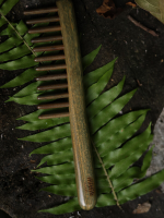 Mistik Sandal Ağacı 12 Dişli Ahşap Tarak – Doğal Meridyen Masajı & Saç Terapisi